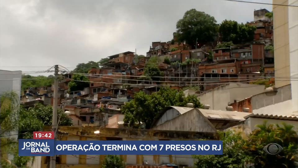 Bandidos transmitem ao vivo rendição durante operação no Rio - UOL