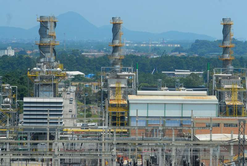 Brasil deve ter eletricidade menos renovável, na contramão do mundo