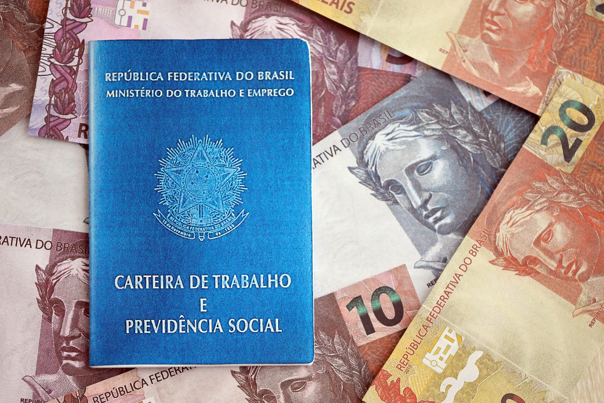 Brasileiros estão otimistas com 2025, afirma Febraban; emprego e renda se destacam