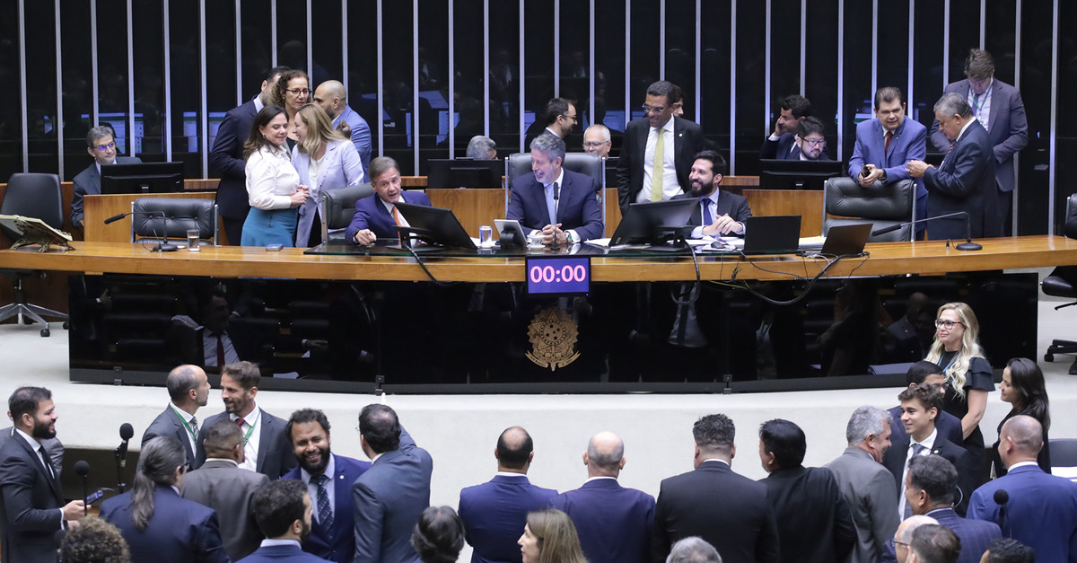 Emenda para refinaria de Manaus desafia ação no STF e decisão caberá à Câmara