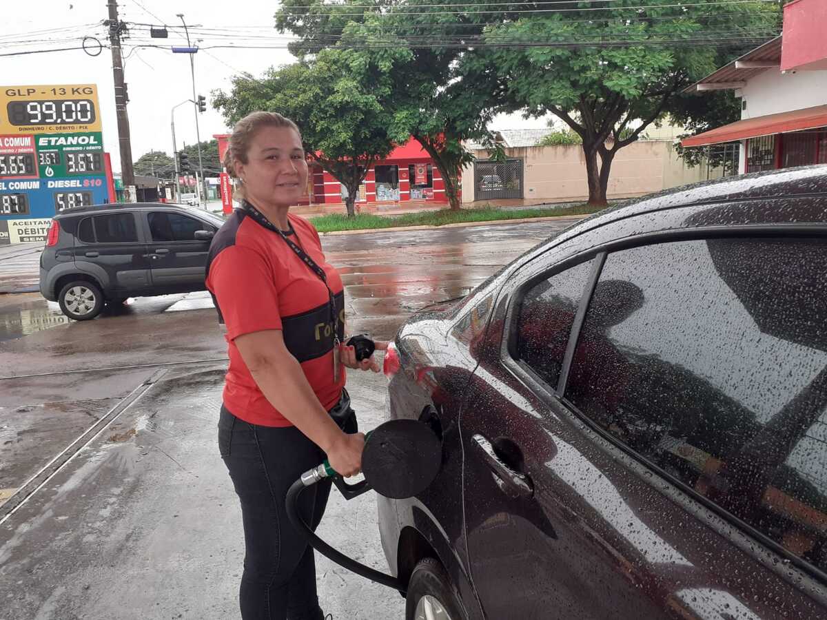 Essenciais, mulheres esbanjam simpatia em posto de gasolina na manhã de Natal