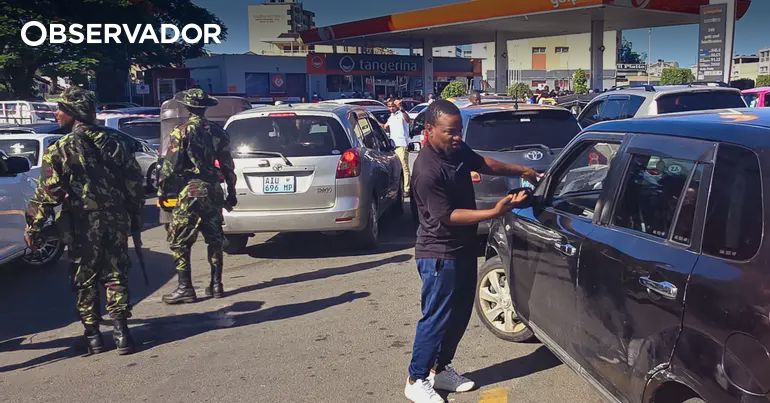 Horas de espera para abastecer nos poucos postos ainda abertos em Maputo – Observador