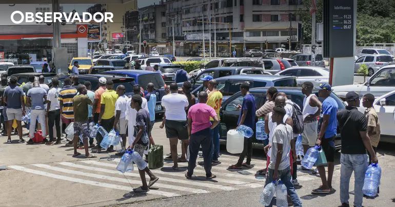 Maputo quase sem combustíveis e com filas de centenas de metros – Observador