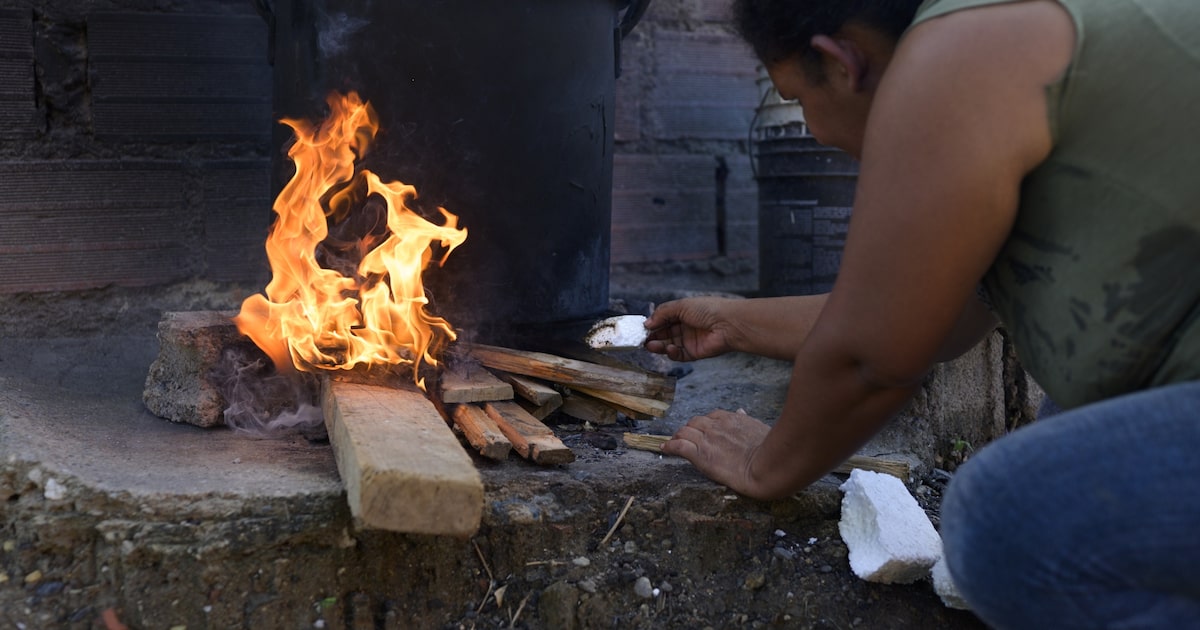 Na Venezuela, população recorre a fogo a lenha para driblar crise do gás