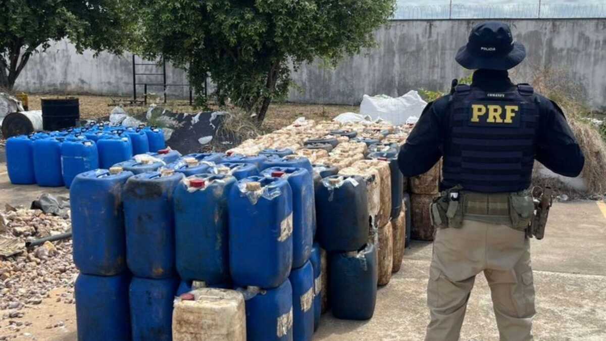 PRF apreende cerca de 7 mil litros de combustível em um depósito ilegal
