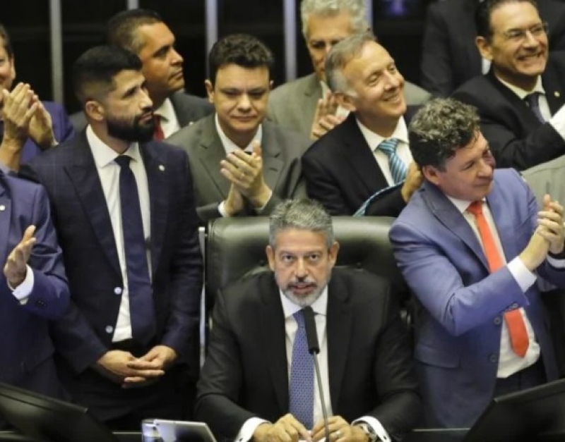 QUANDO GOVERNO APLAUDE, O POVO PERDE - Câmara aprova 1º projeto para regulamentar a reforma tributária