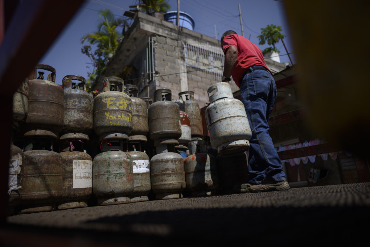 Venezuelanos recorrem a lenha de móveis e galhos para contornar crise do botijão de gás