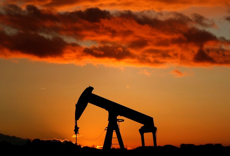Petróleo cai com alta dos estoques de combustíveis nos EUA e força do dólar - NovaCana