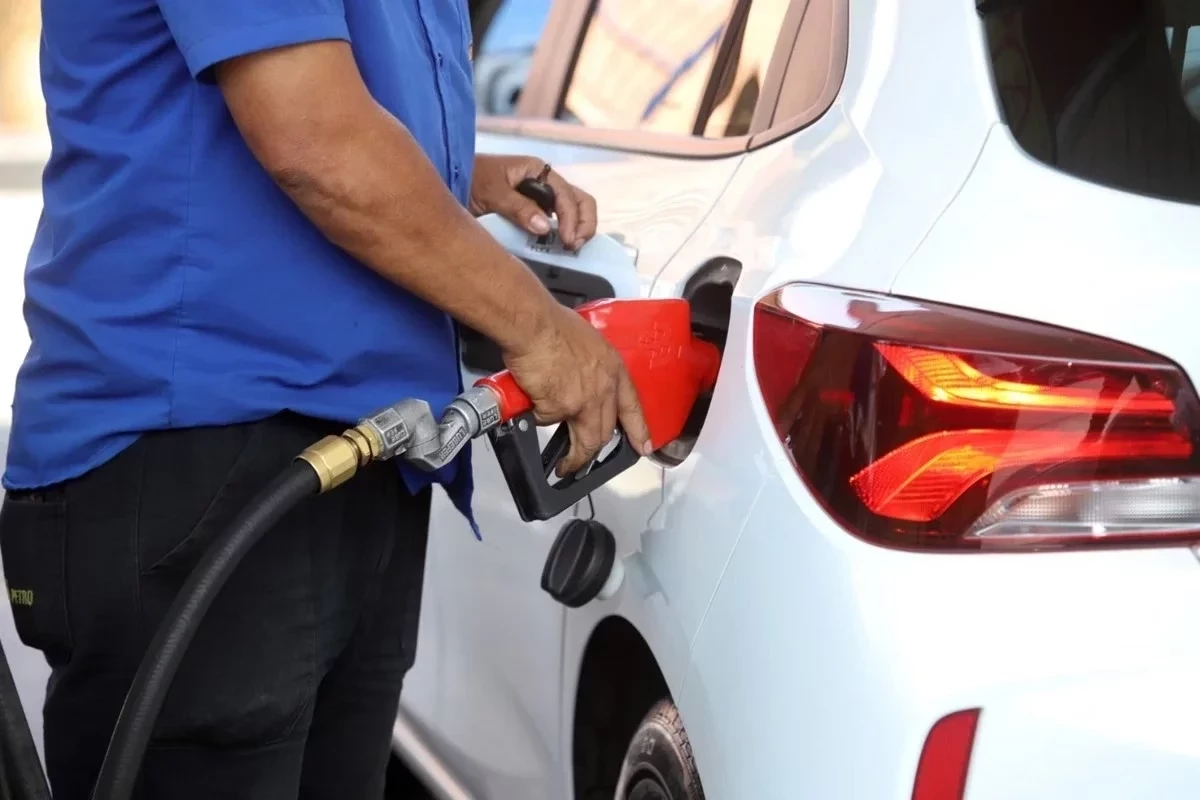 Gasolina atinge R$ 6,35 e registra maior preço em dois anos