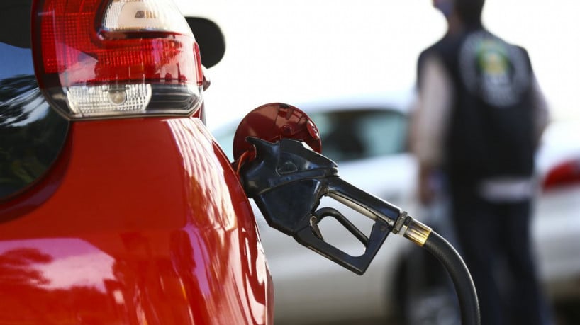 Preço da gasolina cai 5% em Fortaleza em um mês; redução chega a R$ 0,32