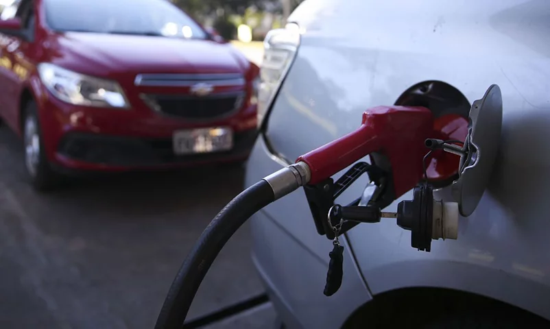 Grupo adquiria combustíveis sem nota fiscal, corrompia agentes públicos para evitar autuações e manipulava os lacres das bombas para burlar as fiscalizações -  (crédito: José Cruz/Agência Brasil)
