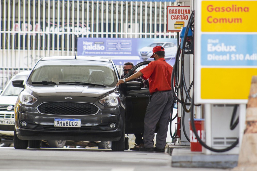 Preço da gasolina cai 5% em Fortaleza em 2025; compare preços pelo Brasil | Farol