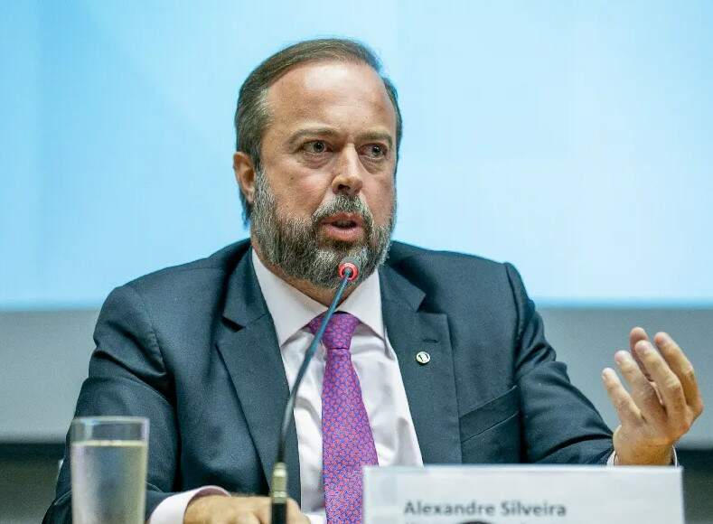 De olho no preço dos alimentos, governo está sendo cuidadoso para aumentar percentual de etanol na gasolina, diz ministro