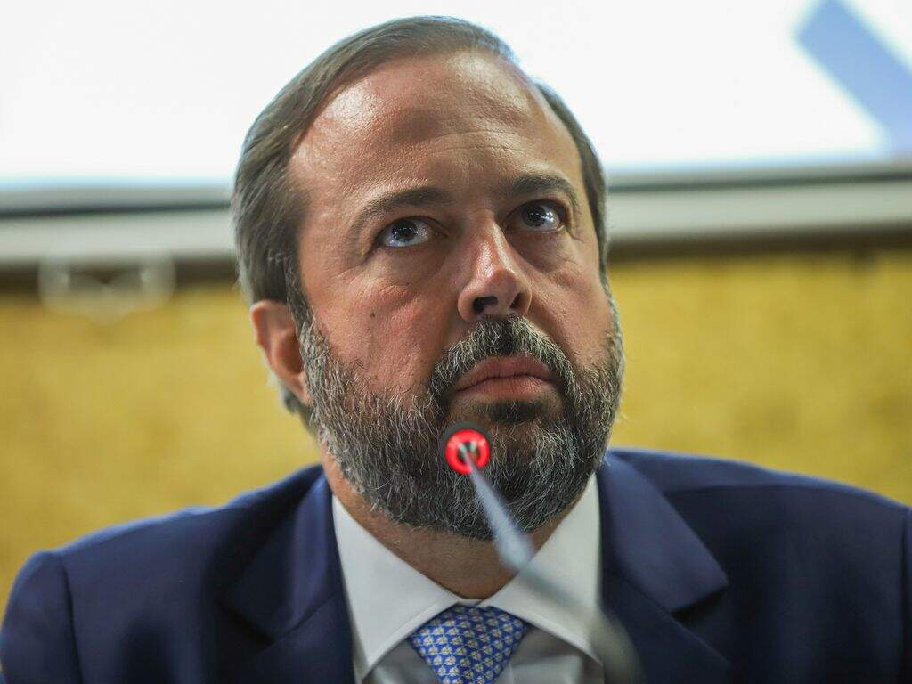 Ministro de Minas e Energia cobra Petrobras: Já é hora de analisar e reduzir o preço dos combustíveis