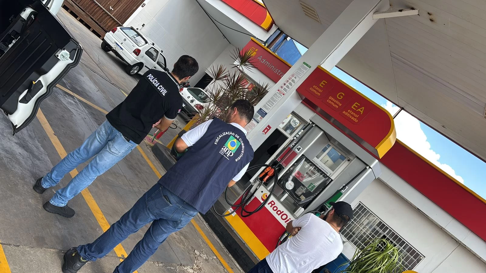 Posto de combustíveis é interditado e responsável é preso por adulteração de gasolina
