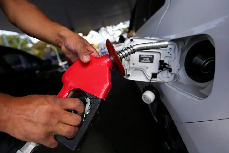 Preço do etanol cai em 13 Estados, sobe em 6 e no DF e fica estável em 7, aponta ANP