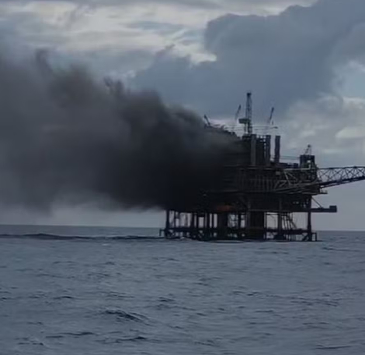 ANP determina esvaziamento completo de plataforma da Petrobras que pegou fogo na Bacia de Campos | Rio de Janeiro