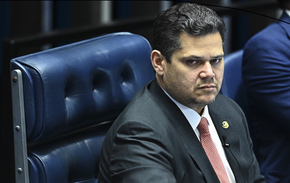 Davi Alcolumbre intensifica cobranças ao governo por indicações em agências de infraestrutura