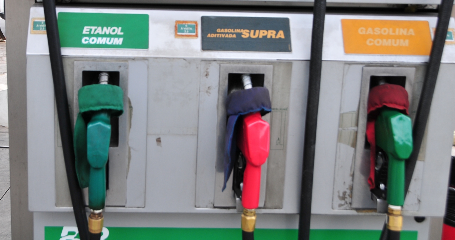 Bomba de combustíveis com bicos de etanol, gasolina comum e aditivada