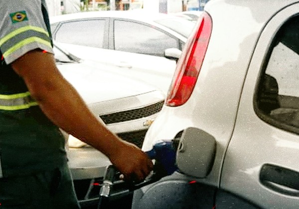 Postos de combustíveis são autuados durante fiscalização na capital baiana