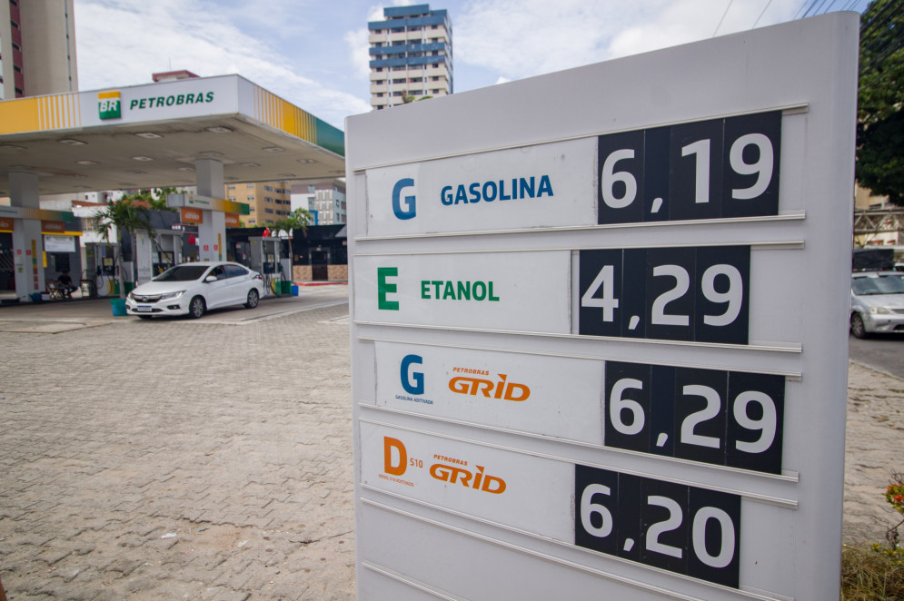 Preço da gasolina, do diesel e do botijão de gás tem queda no Ceará | DOM