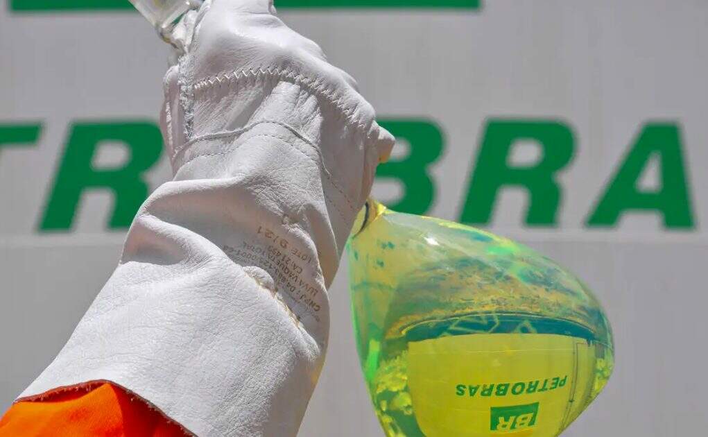 Preço do diesel nos postos cai menos do que esperado após corte da Petrobras