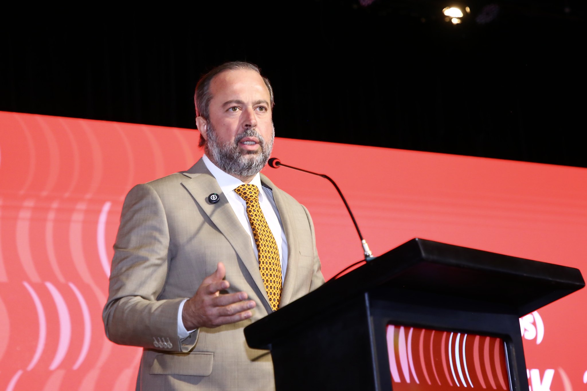 Silveira critica ‘oligopólios’ e cobra ANP por atraso na regulamentação do gás