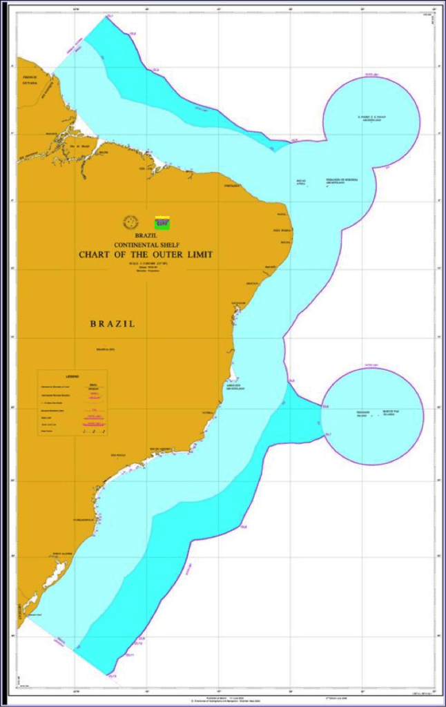 Área oceânica de 953.525 km2, referente à Plataforma Continental Estendida além das 200 M (azul mais forte), foi reivindicada pelo Governo Brasileiro no Addendum de 2006 (BRASIL, 2006) à Comissão de Limites da Plataforma Continental da ONU, nos termos do Artigo 76 e do Anexo II da Convenção das Nações Unidas sobre o Direito do Mar (CNUDM). A área oceânica colorida em tons de azul representa a chamada Amazônia Azul. Mapa produzido pelo LEPLAC para o Addendum de 2006 (BRASIL, 2006).