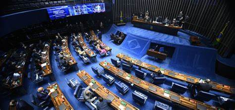 CCJ do Senado aprova fim da reeleição e manda PEC para o plenário