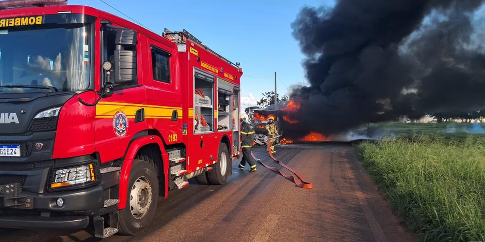Carreta carregada com óleo diesel pega fogo na Filomena