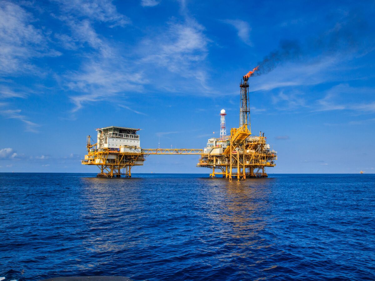 Estados recebem R$ 3,51 bilhões e municípios R$ 878 milhões em repasse da produção de petróleo e gás, revela ANP.