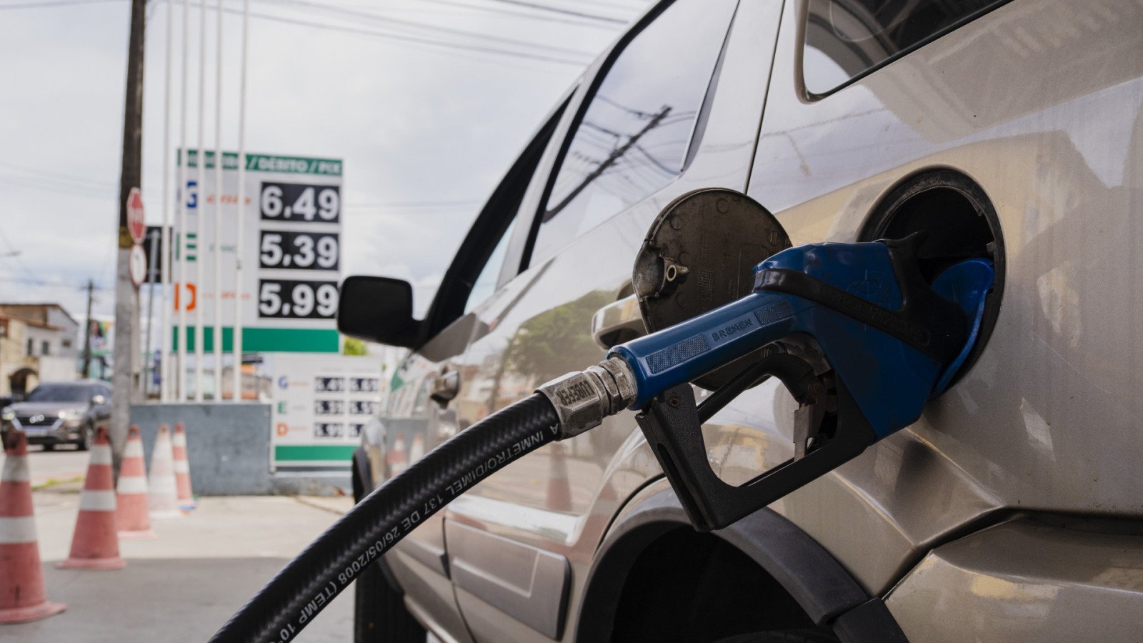 Ceará tem a segunda gasolina mais cara e o diesel mais caro do NE | Economia