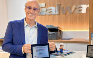 Galvêas mostra a placa com a posição da Galwan no ranking nacional