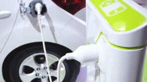 É seguro carregar carro elétrico em poste? Especialistas fazem alerta