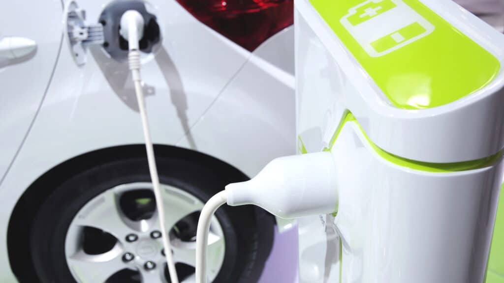 É seguro carregar carro elétrico em poste? Especialistas fazem alerta