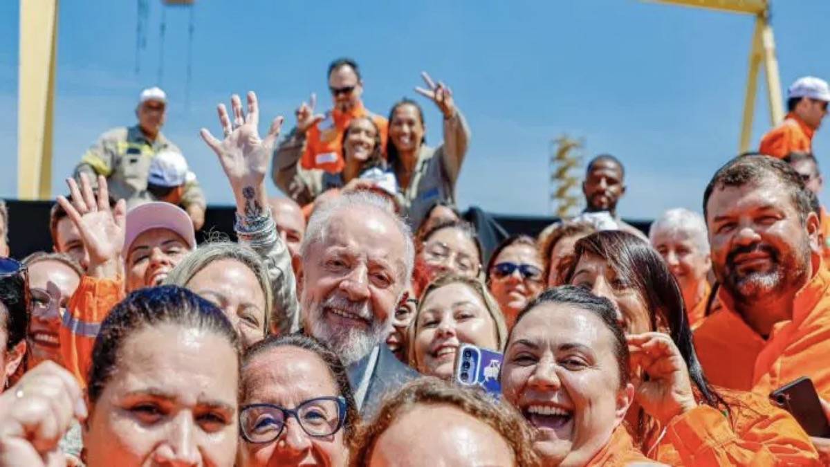 Lula Com Funcionários Da Petrobras Durante Cerimônia Em Rio Grande
