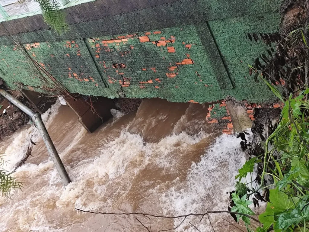 Motoristas devem evitar a ponte da rua Turíbio Gomes, alerta Setran