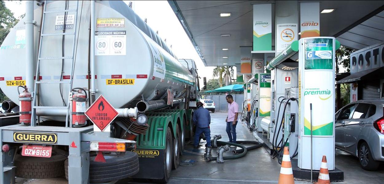 Preço da gasolina cai menos que o esperado e repasse ao consumidor ainda é tímido