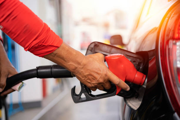 Preço da gasolina cai na refinaria, mas consumidor ainda não sente alívio no bolso