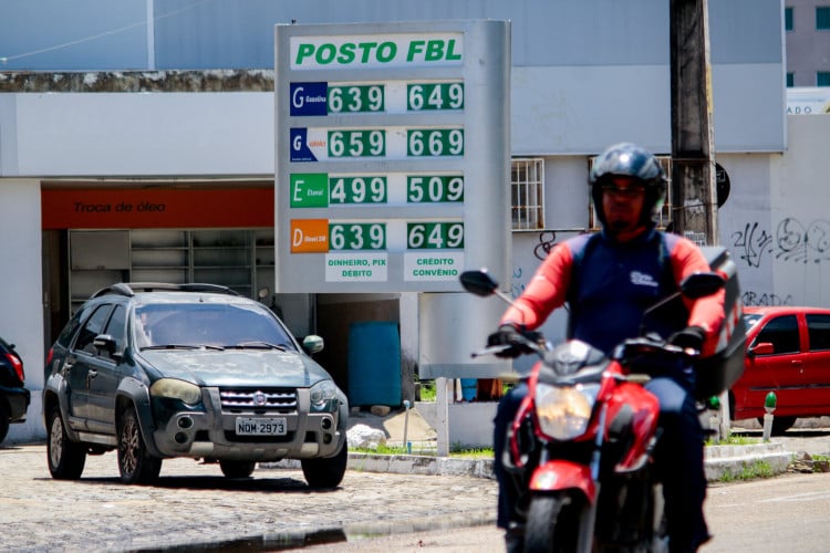 Preço do diesel cai, gasolina fica estável, mas gás de cozinha sobe no Ceará