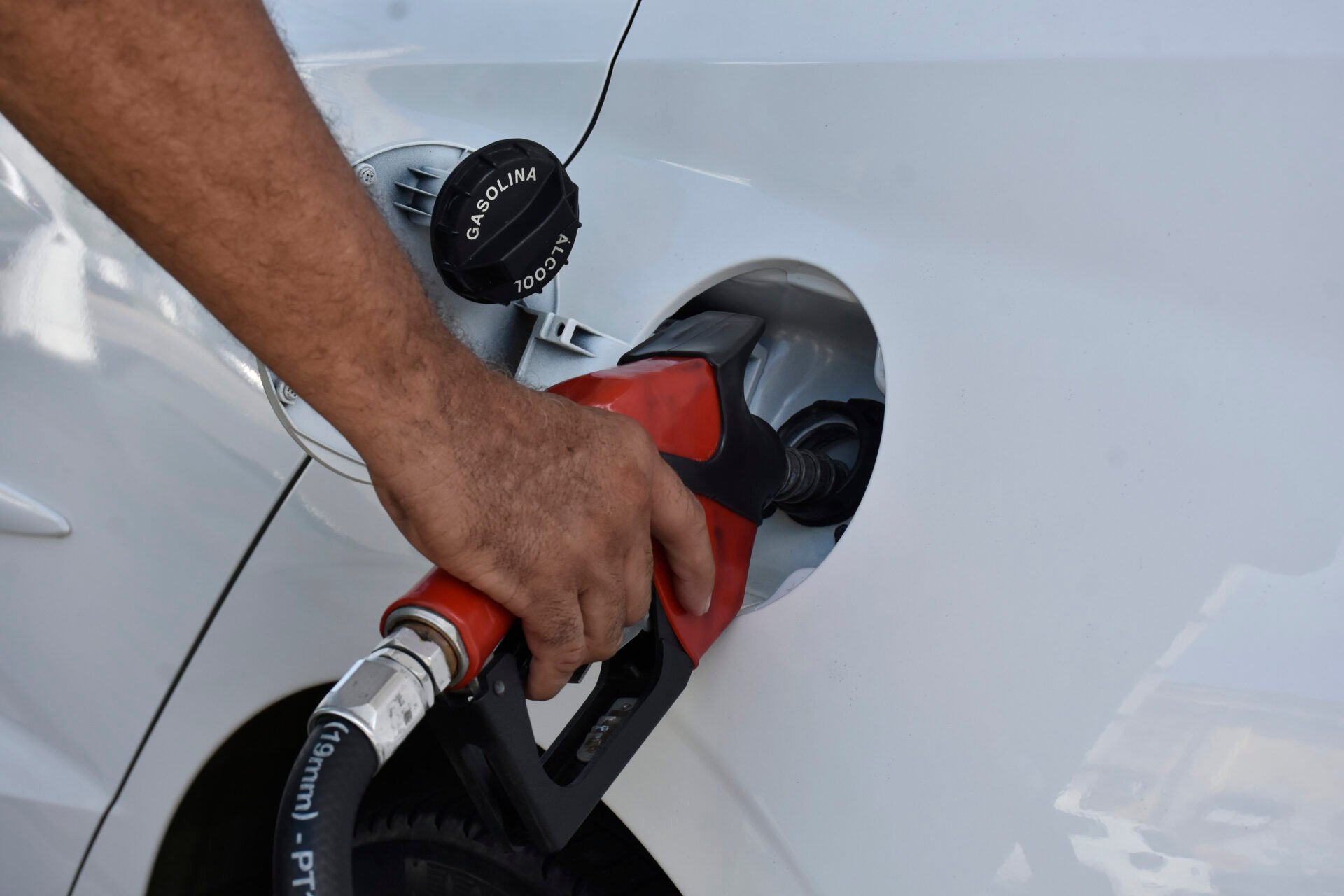 Preço médio da gasolina cai cinco centavos no RN após redução da Petrobras, aponta ANP