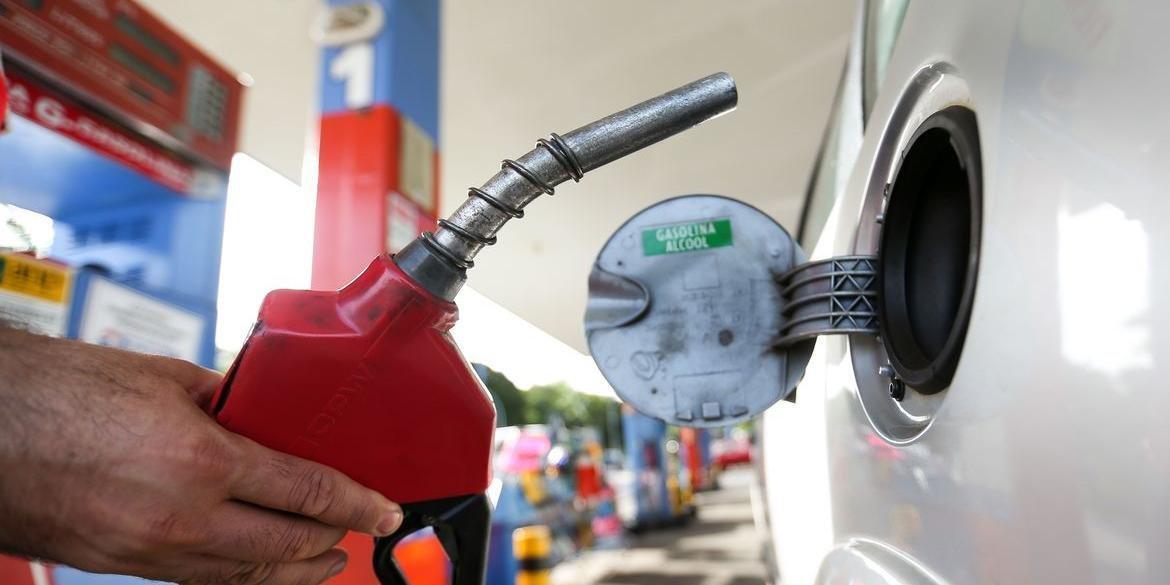 Preço médio da gasolina comum na capital custa R$ 5,90, diz ANP - Rádio Guaíba