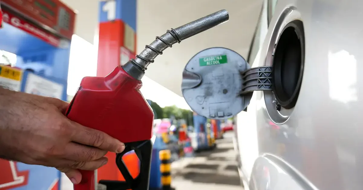 Preço médio do litro da gasolina cai 0,5%, para R$ 6,22