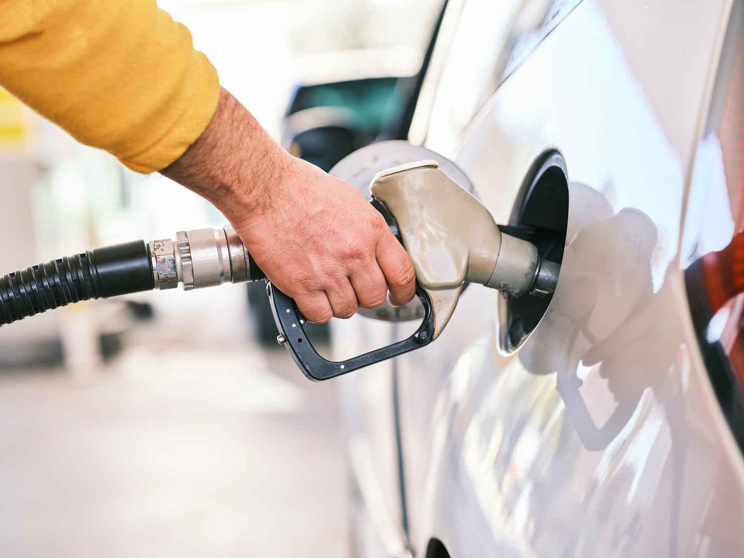 Queda da gasolina nas refinarias ainda não chega às bombas e etanol amplia vantagem