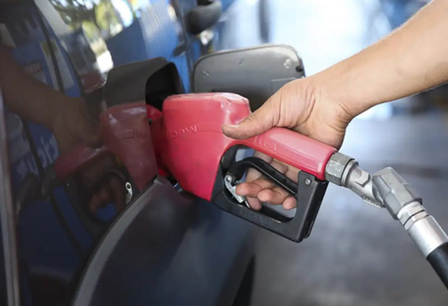 Queda no preço da gasolina ainda não chegou ao consumidor, dizem pesquisas