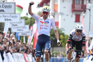 Soudal Quick-Step vence disputa com INEOS e contrata forte escalador, isolamento de Evenepoel expõe fragilidade da equipe