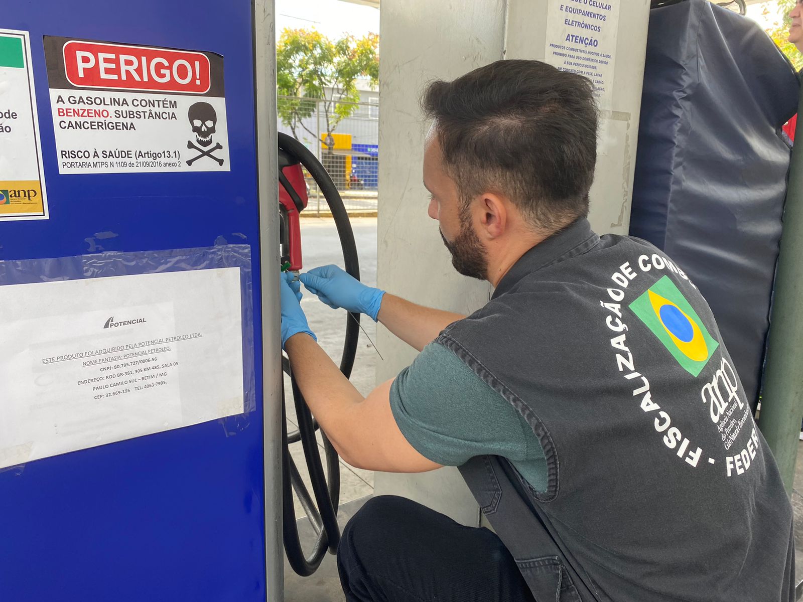 fiscalização autua 14 postos de combustível por adulteração