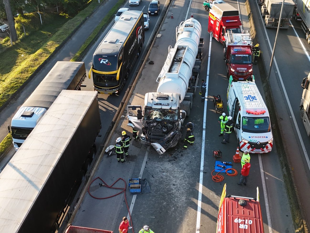 Caminhão-tanque colide com carreta e interdita faixa na BR-101 em Joinville