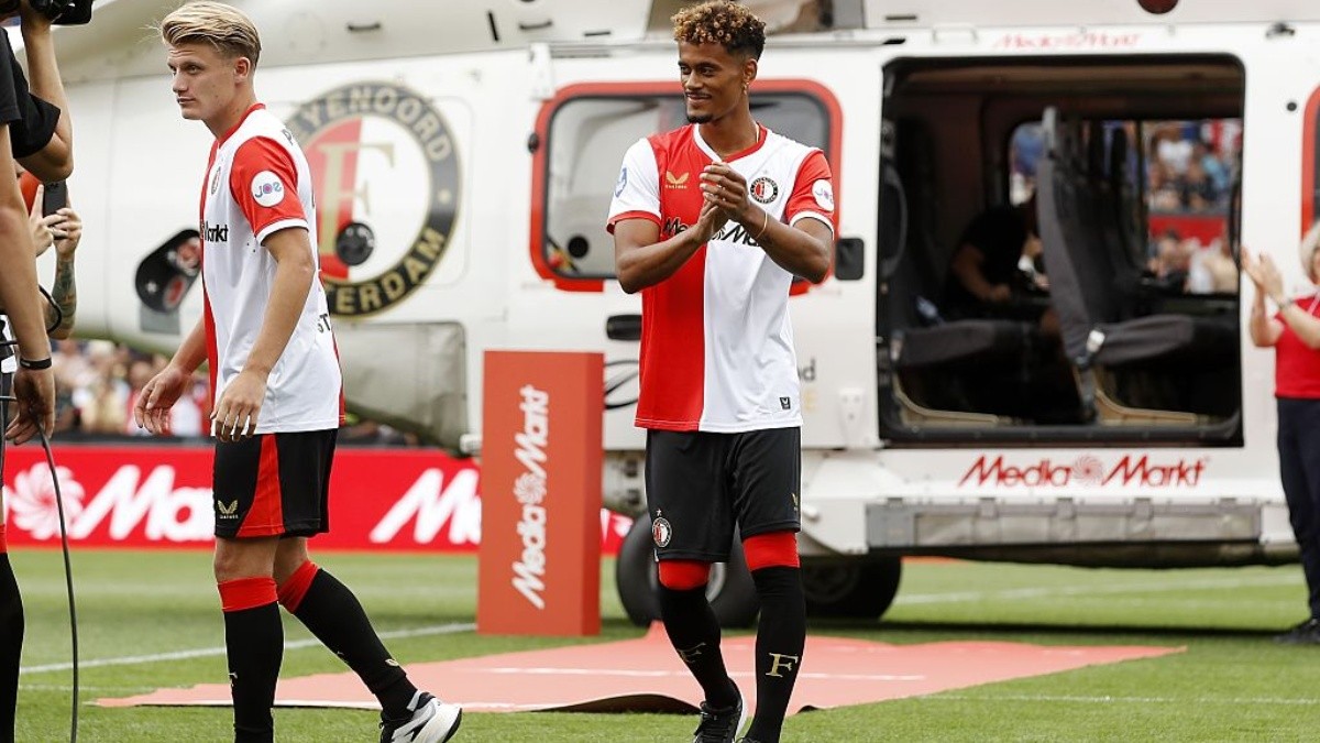 Ex-alvo do Botafogo é apresentado com helicóptero e tapete vermelho no Feyenoord