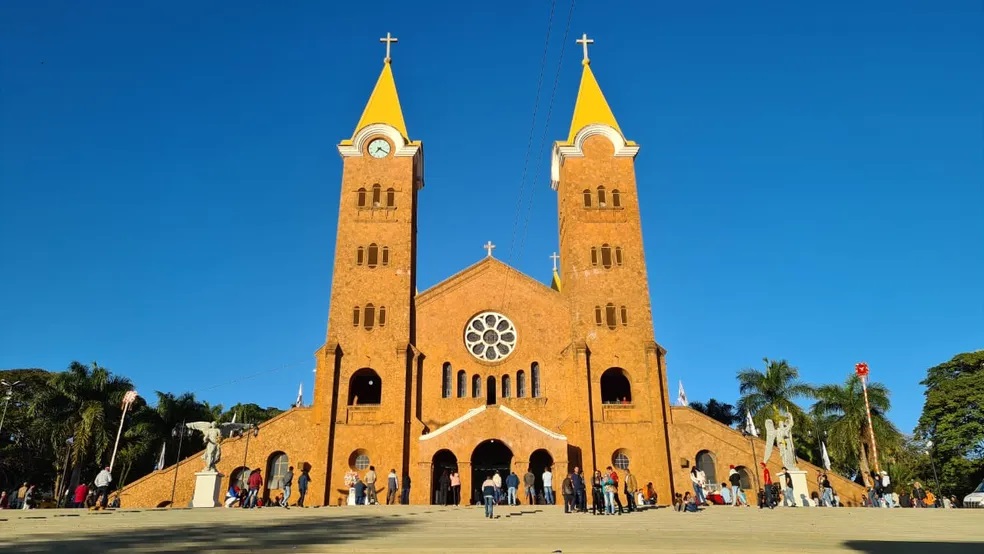 Festa de Nossa Senhora da Abadia espera receber mais de 1 milhão de fiéis em Romaria; veja a programação